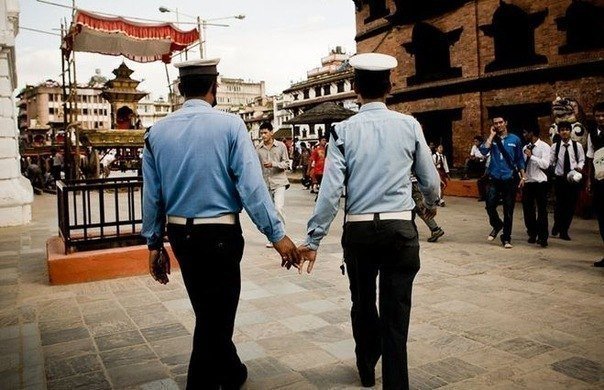Чому в Непалі та Індії поліцейські ходять тримаючись за руки?