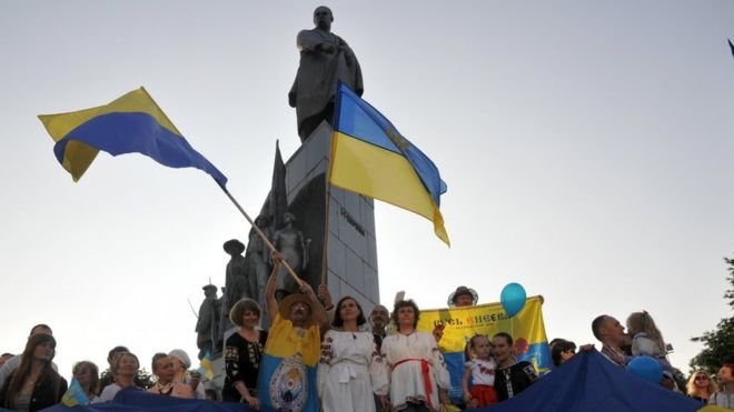 Українці відпочиватимуть по чотири дні на День Конституції та Різдво