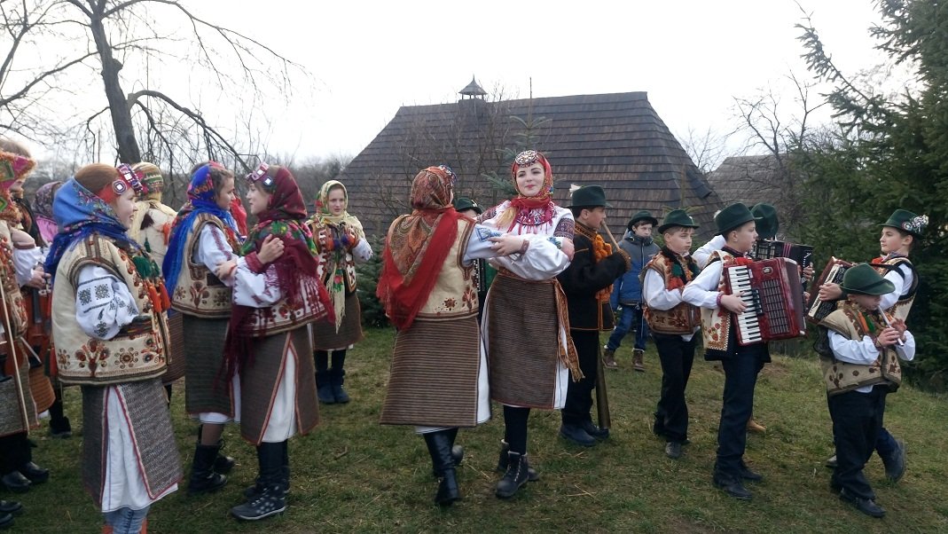 «Коляда в старому селі» – архаїчні колядки, Різдвяний шаркань, перґеловані гриби і дозвіл пити алкоголь у школі (+ ФОТОРЕПОРТАЖ)