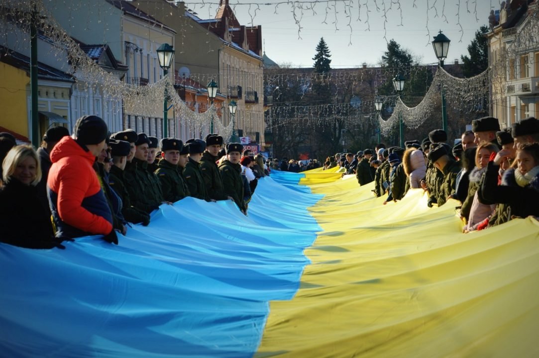 На Закарпатті з нагоди Дня соборності береги Ужа з’єднали стометровим прапором