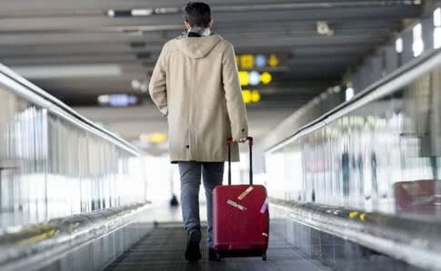 Українці тікають з країни? Кожен третій хоче виїхати з країни за "кращим життям"