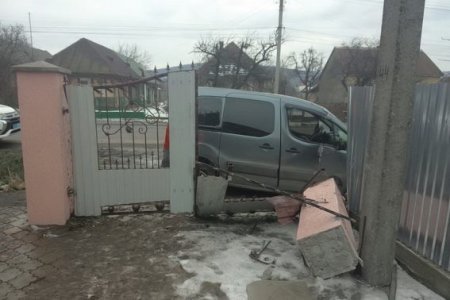 На Ужгородщині п’яний водій в’їхав в огорожу (фото)