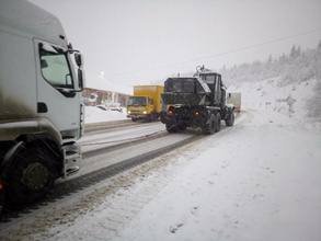 У Карпатах у снігову пастку потрапили 37 вантажівок