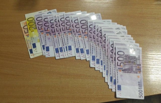 Митники КПП "Тиса" забрали в чоловіка не задекларовані майже 11 тисяч євро (ФОТО)