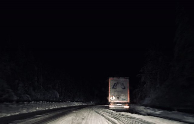 Затори на перевалах у Карпатах зникли, але дорога важка (ФОТО)