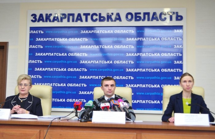Закордонні паспорти на Закарпатті: з живої черги в електронну?