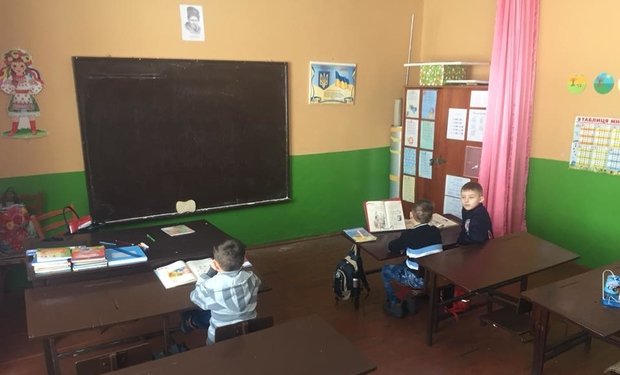 Директорку школи на Закарпатті, яка вдарила учня, звільнили з роботи