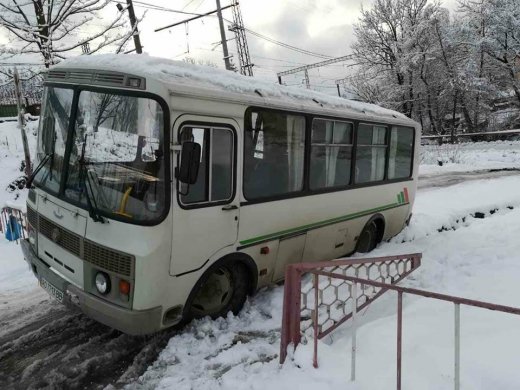 На Закарпатті через ожеледицю рейсовий автобус потрапив у кювет (ФОТО, ВІДЕО)