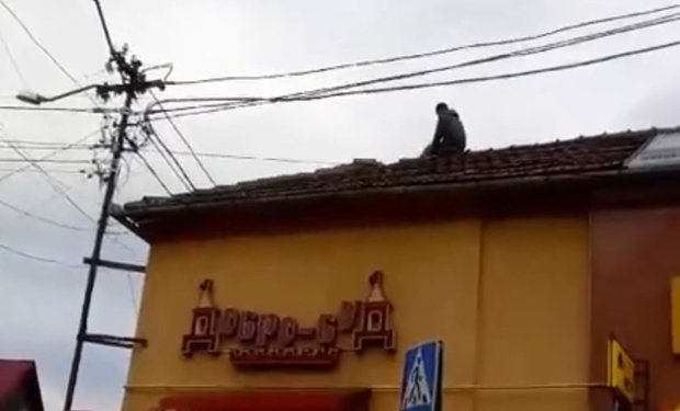 Чоловік, який у Мукачеві з даху будинку кидав на людей черепицю, був тверезим