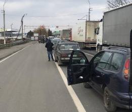 На кордоні з Угорщиною утворилась величезна черга (фотофакт)