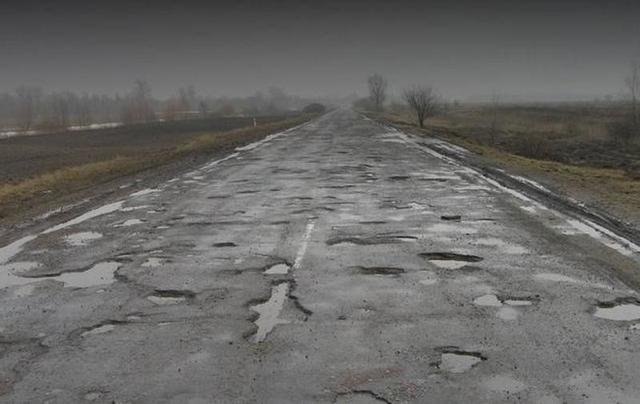 Москаль просить закарпатців сфотографувати жахливі дороги, по яких їм доводиться їздити, й відправити на електронну пошту Служби автомобільних доріг