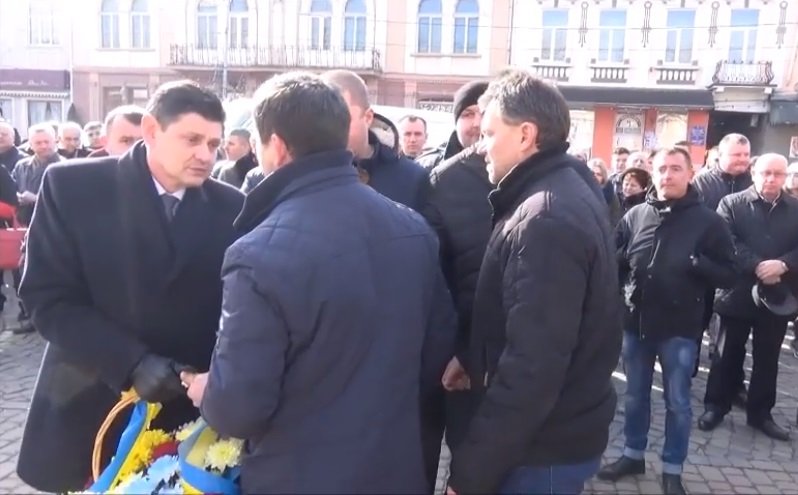 Скандал у Тячеві: в голову РДА жбурнули квітами під час вшанування пам’яті Героїв Небесної Сотні