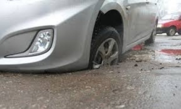 Чи реально відсудити збитки, якщо автомобіль пошкоджено через ями на дорогах
