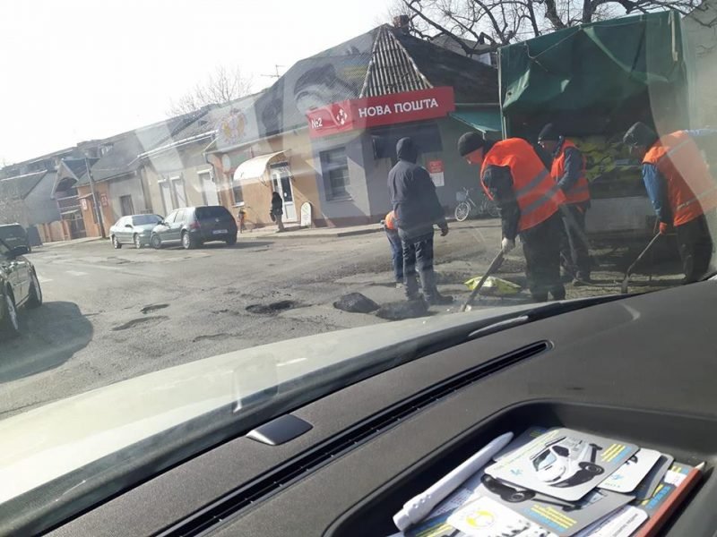 Фото дня: ямковий ремонт у Виноградові