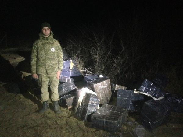Прикордонники Закарпаття припинили зухвалу спробу тютюнової контрабанди (ФОТО)