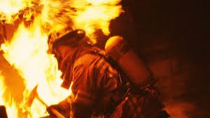 Жінка згоріла живцем у багатоповерхівці: з’явилося відео з місця пожежі
