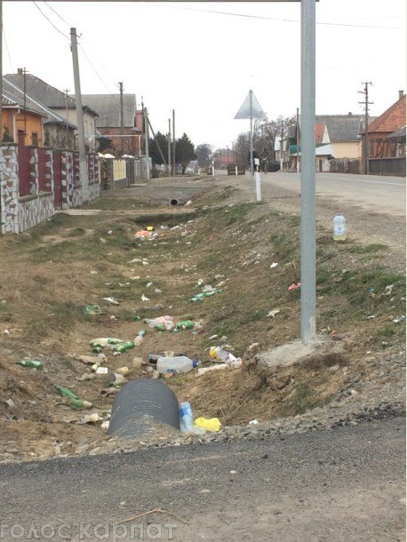 Водії вантажівок зробили з прикордонного села сміттєзвалище