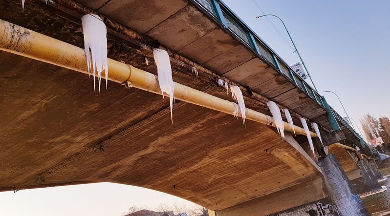 З мосту Масарика в Ужгороді звисають велетенські бурульки. ФОТОФАКТ