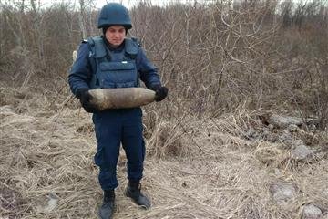 Закарпатець знайшов у лісі артилерійський снаряд