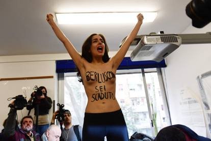 "Берлусконі, твій час минув": напівгола активістка Femen атакувала політика