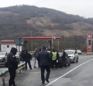 На межі Закарпатської та Львівської областей затримали чоловіків із битами та ножами (ВІДЕО)