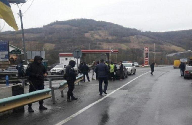 При в’їзді в Закарпаття зупинили кілька автомобілів з наркотиками, зброєю та битами