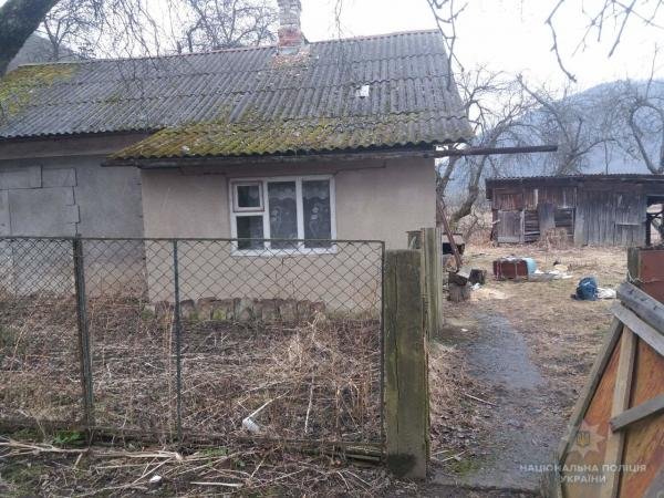 Двоє чоловіків вдерлися у чуже помешкання