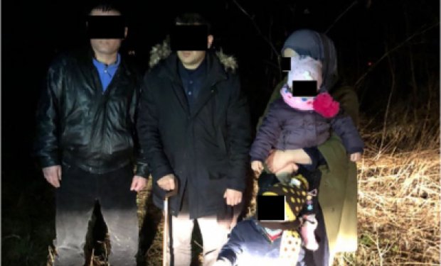 На Закарпатті прикордонники затримали нелегалів із маленькими дітьми