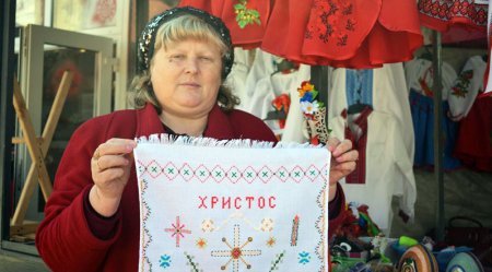 Як майстриня з Хуста вишиває пасхальні рушники та ночами робить писанки