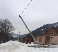 На Рахівщині електроопора загрожує людському життю (фотофакт)