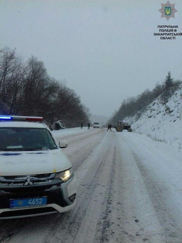 Рахівські полісмени розблокували дорогу від кілометрового затору