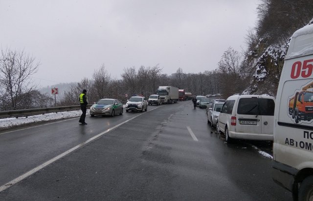 Аби витягти вантажівку з кювета під Мукачевом, довелося тимчасово перекривати трасу Київ – Чоп /ФОТО