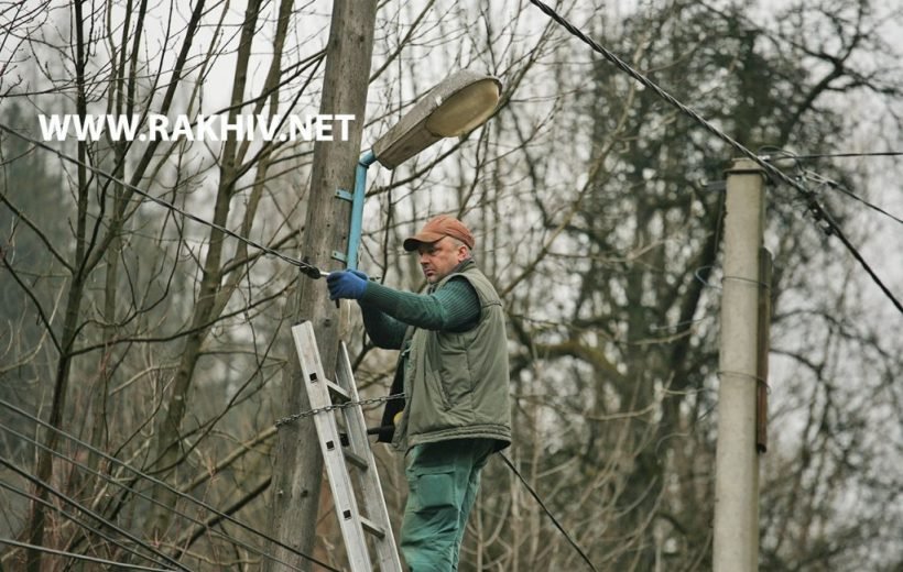 Працівники КП “Рахівтепло” відремонтували вуличне освітлення по вулиці Буркут