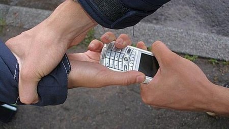 Крадуть телефони: Поліція розкрила грабіж на Рахівщині