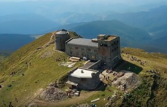 Піп Іван без снігу та гірське озеро Бребенескул: вражаюча аерозйомка Карпат у 4К (ВІДЕО)