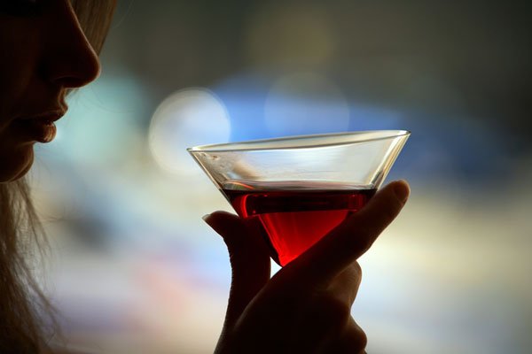 Чому жінки вживають алкоголь?