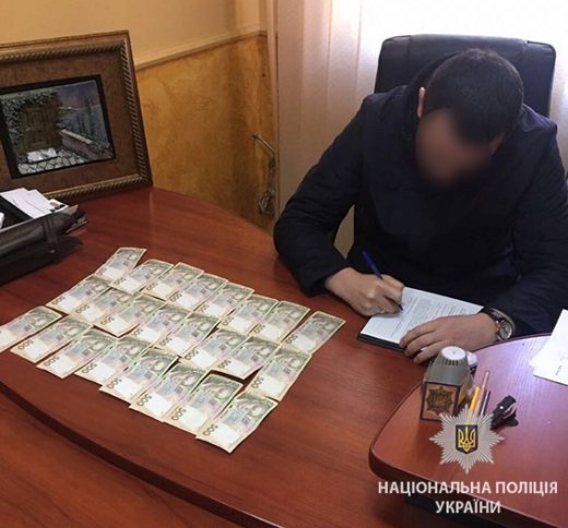 На Закарпатті намагалися підкупити полісмена: принесли у кабінет 12 тисяч гривень (ФОТО)