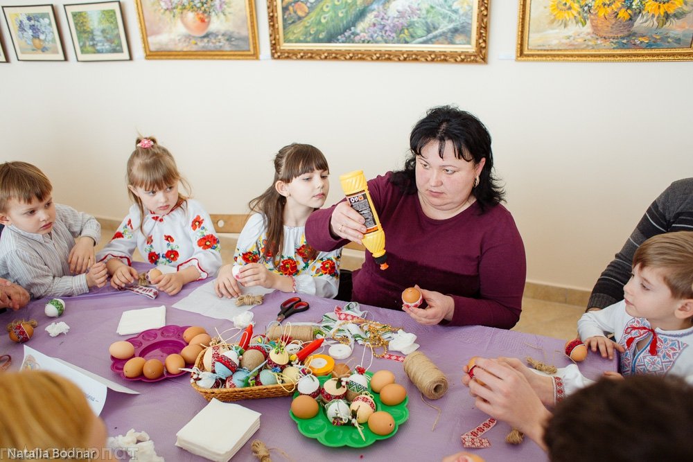 Юні закарпатці вчились виготовляти писанки в різних техніках / ФОТО