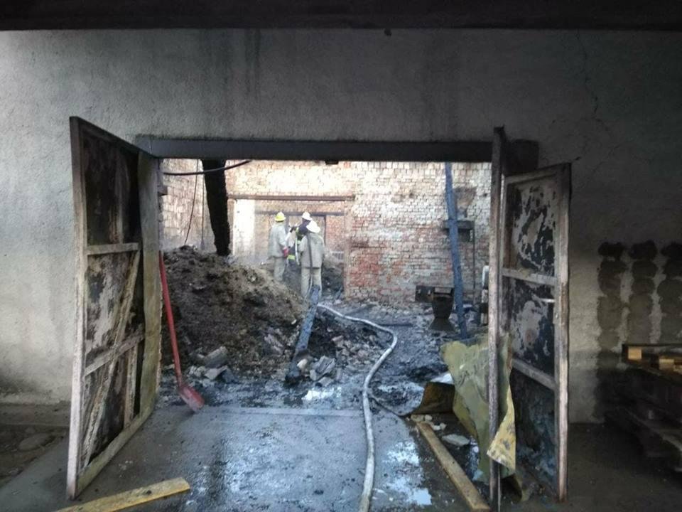 На Рахівщині вогнеборці ліквідували пожежу на деревообробному підприємстві (Фото)