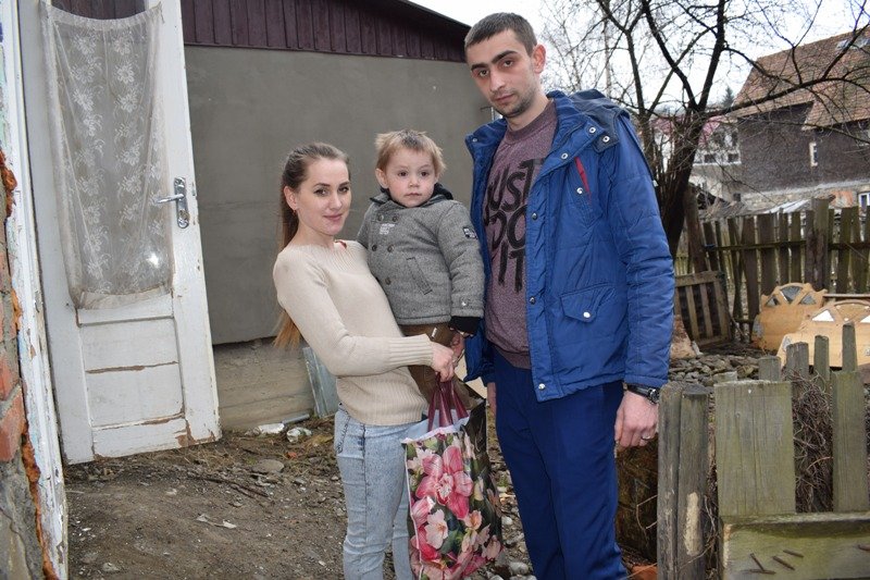 В рамках благодійної акції працівники Рахівської райадміністрації передали літнім людям великодні гостинці
