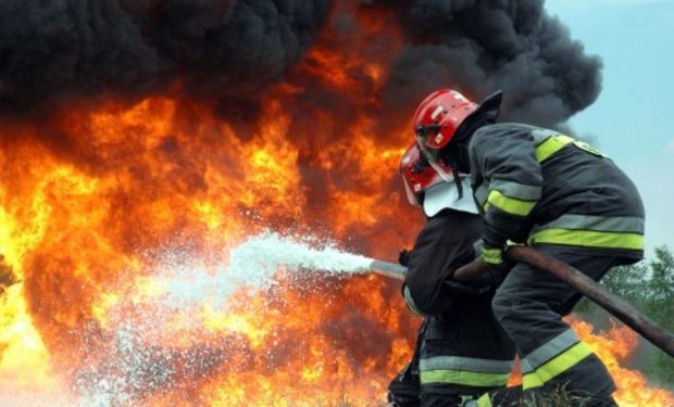 11 рятувальників гасили пожежу в Закарпатській обласній лікарні