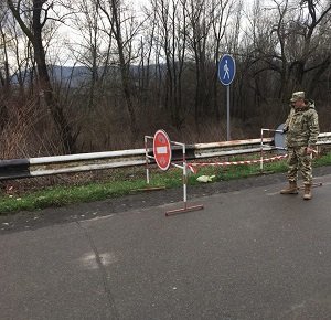 За 10 метрів від ПП «Солотвино» прикордонники виявили пакунок зі зброєю (ФОТО)