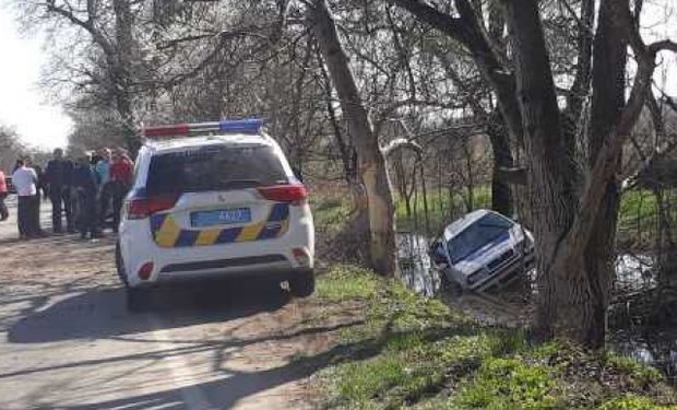 Поліцейські, які розбили службове авто на Закарпатті, відсторонені від роботи