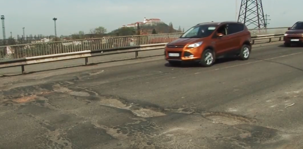 Яма на ямі: журналісти показали стан транспортних мостів у Мукачеві