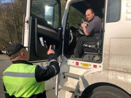 Великовантажні автомобілі через перевантаження розбивають дороги Закарпаття