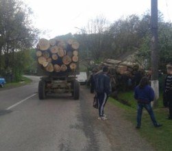 В Карпатах вантажівка з кругляком перекинулась і травмувала жінку