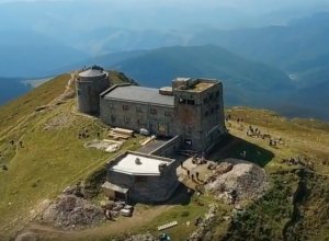 Піп Іван без снігу та гірське озеро Бребенескул: вражаюча аерозйомка Карпат у 4К (відео)