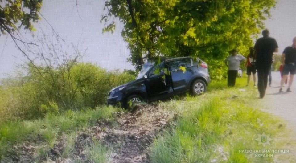 На дорозі між Хустом і Тячевом водій Kia Sportage зіткнувся з деревом на узбіччі (+ФОТО)