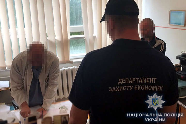 На Закарпатті медик вимагав хабар від породіллі