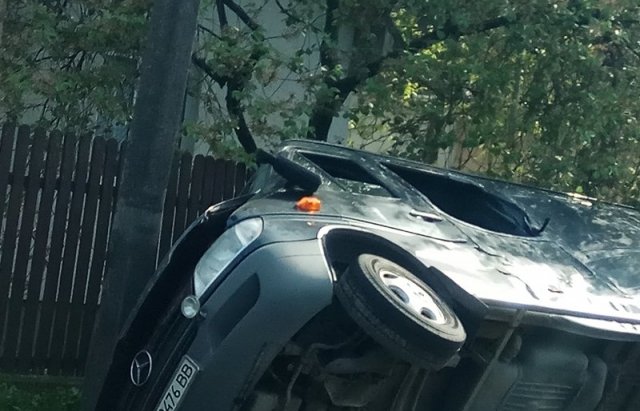 Аварія на Іршавщині: Вантажівка Iveco відправила Mercedes в кювет (ФОТО)